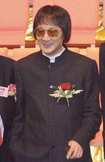 Kwok Wing-hung là thủ lĩnh quyền lực nhất của băng nhóm Hòa Thắng Hòa - băng đảng khét tiếng nhất của Hội Tam Hoàng ở Hong Kong trong giai đoạn từ năm 1998 - 2000. Theo đó, y bị cảnh sát Hong Kong bắt giữ với tội danh đe dọa hình sự, cố ý gây thương tích và tống tiền vào tháng 7/2016.