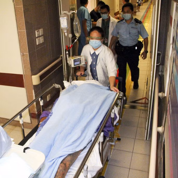 ETB là biệt danh của một ông trùm khét tiếng khác từ băng đảng xã hội đen Hòa Thắng Hòa thuộc Hội Tam Hoàng trong giới thế giới ngầm. Vào tháng 10 vừa qua, nghi phạm họ Trần 49 tuổi - chính là ETB - bị cảnh sát bắt giữ vì tình nghi thuê người ám sát thủ lĩnh của một phe trong tổ chức xã hội đen này.