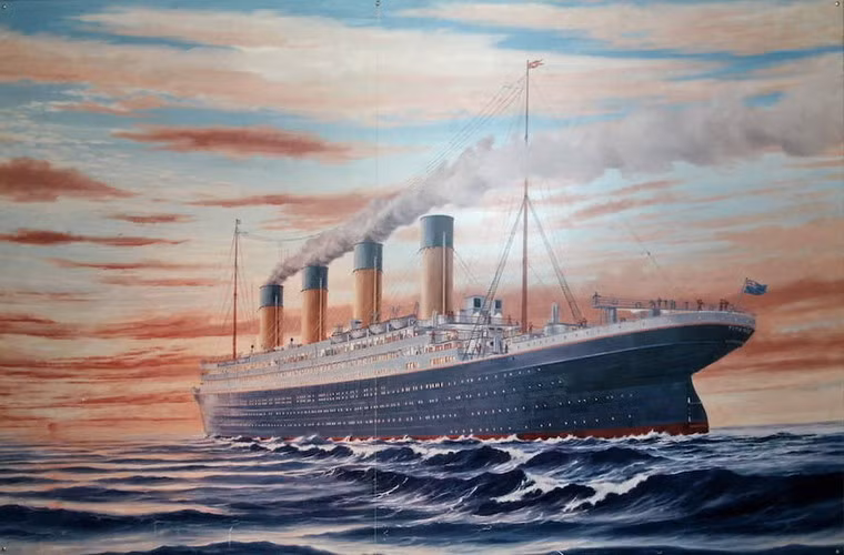 Kết thúc quá trình thử nghiệm, tàu Titanic thực hiện chuyến hải hành đầu tiên vào ngày 10/4/1912. Khi ấy, tàu có hành trình từ Southampton, Anh đến New York, Mỹ. Trên đường đi, con tàu sẽ dừng chân ở Cherbourg, Pháp và Queenstown của Ireland để đón thêm hành khách.