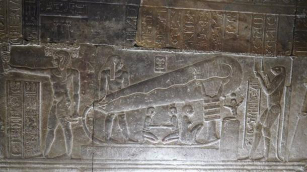 Bên cạnh "bóng đèn Dendera" là hình ảnh con người nâng vật thể bí ẩn này lên giống như đang hướng ánh sáng về phía trước.