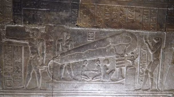 Bên cạnh "bóng đèn Dendera" là hình ảnh con người nâng vật thể bí ẩn này lên giống như đang hướng ánh sáng về phía trước.