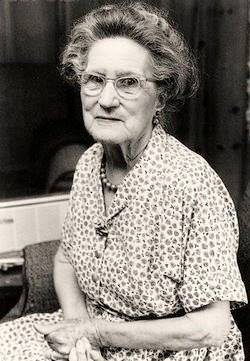 Để làm được điều này, gia đình không để bà Hannon xem tivi hay nghe đài, đọc báo cũng như hạn chế người gặp mặt, nói chuyện.