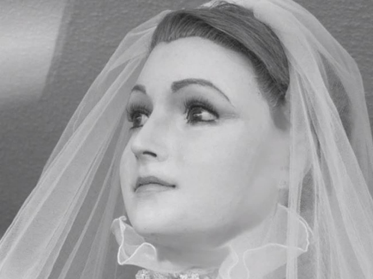 Điều này xuất phát từ việc "xác ướp cô dâu" có nhiều điểm giống như người thật. Đôi mắt to tròn, mái tóc dài mềm mại, làn da hồng hào... của ma-nơ-canh trong tiệm áo cưới này trông rất thật, không thô cứng như những ma-nơ-canh khác.