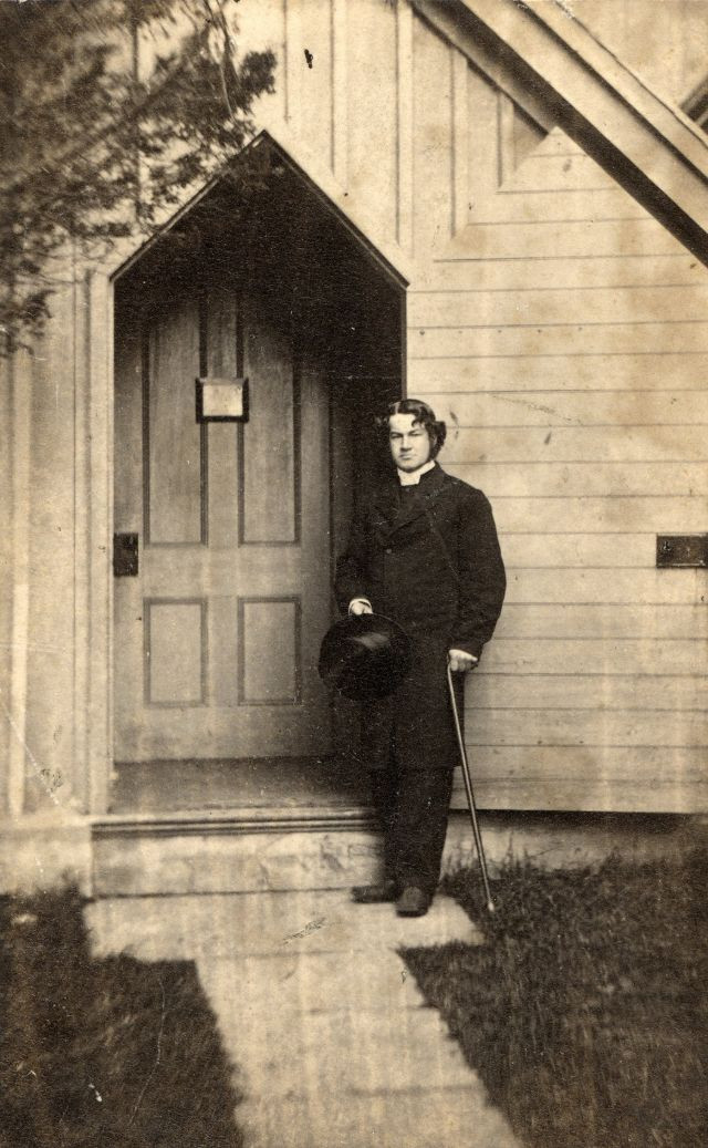 Người đàn ông chụp ảnh trước cửa nhà ở New York, Mỹ.