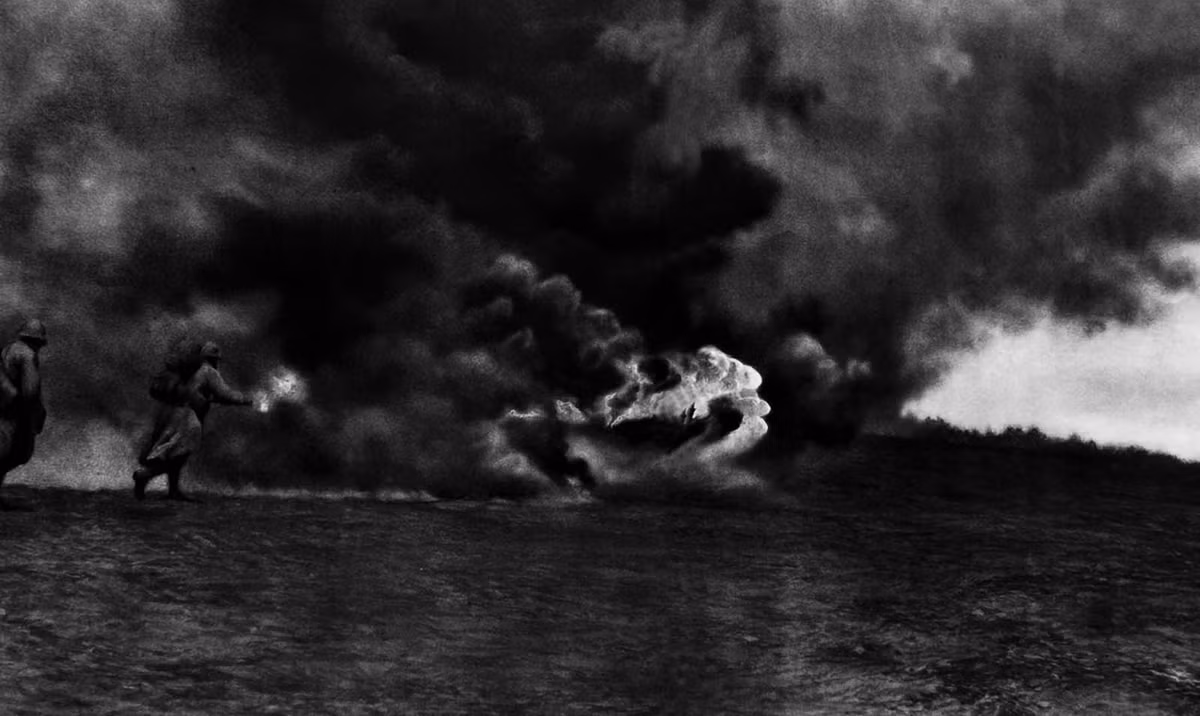 Binh lính Pháp sử dụng súng phun lửa tấn công các mục tiêu của quân Đức năm 1916. Theo đó, nhiều vị trí của quân Đức bị thiêu rụi.