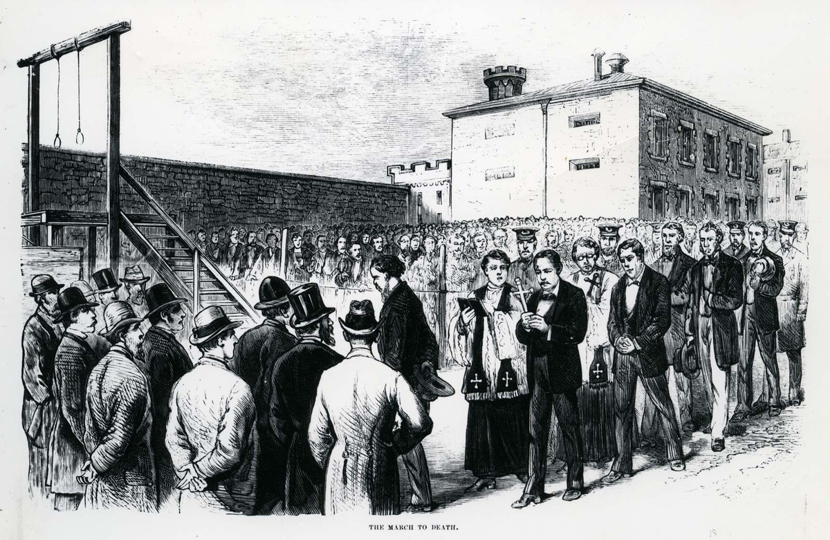 Vào ngày bị hành hình, tử tù sẽ bị đưa lên giá treo cổ. Quá trình hành hình này thường diễn ra trong thời gian ngắn. Phạm nhân thường tử vong sau khi bị hành hình khoảng vài phút.