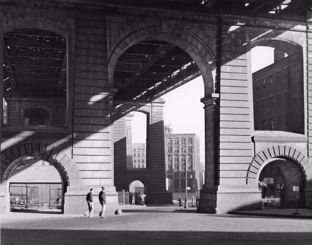 Các tòa nhà cao tầng được xây dựng san sát nhau ở New York, Mỹ những năm 1950.