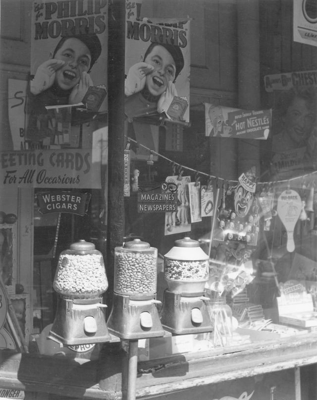 Nhiều mặt hàng được bày bán trong một cửa hàng ở New York, Mỹ.