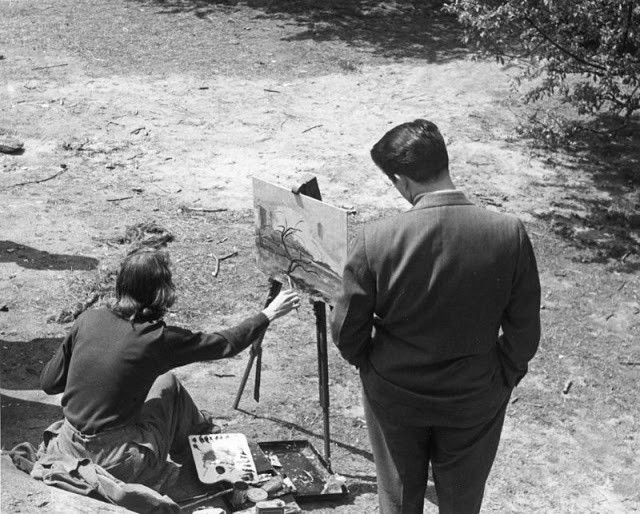 Họa sĩ vẽ tranh phong cảnh đẹp ở New York thu hút sự tò mò của người đàn ông đứng bên cảnh.