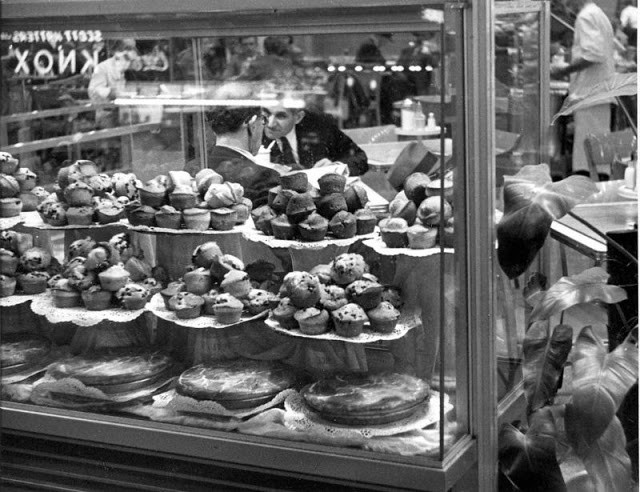 Cửa hàng bánh ngọt với nhiều loại bánh hấp dẫn thực khách.