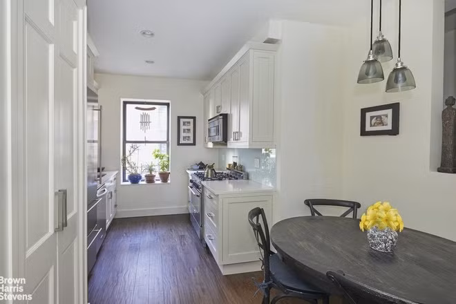 Nhà bếp với nhiều trang thiết bị nấu nướng hiện đại và khu vực ăn uống mộc mạc được tích hợp trong một không gian rộng rãi, thông thoáng.