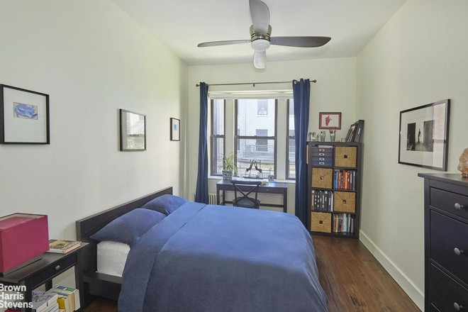 Các phòng ngủ phụ cũng được trang bị đầy đủ tiện nghi cần thiết. Mỗi phòng ngủ đều có một tủ áo quần cỡ lớn và khung cửa sổ để ngắm nhìn cảnh sắc thành phố.