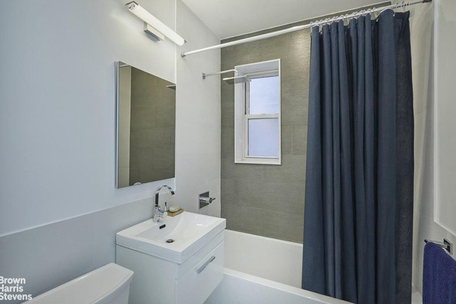 Phòng tắm chính rộng rãi, mang phong cách hiện đại với các tiện ích cao cấp. Căn hộ thời sinh viên của ông Obama còn có một khu vực giặt sấy tiện lợi.