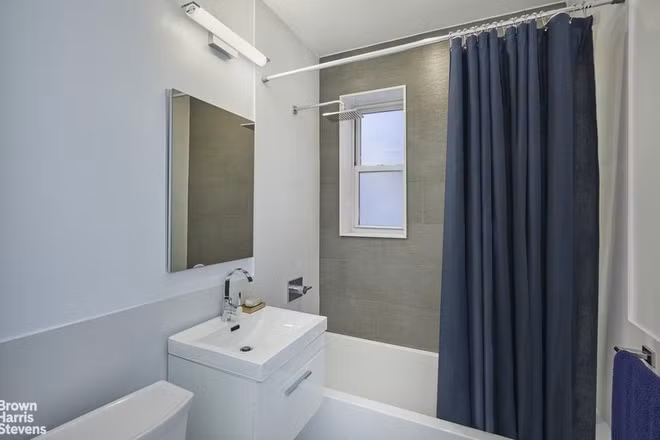 Phòng tắm chính rộng rãi, mang phong cách hiện đại với các tiện ích cao cấp. Căn hộ thời sinh viên của ông Obama còn có một khu vực giặt sấy tiện lợi.