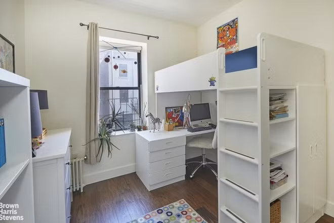 Phòng làm việc, học tập nhỏ nhắn, được bài trí tinh tế, gọn gàng với đầy đủ tiện nghi thiết yếu.