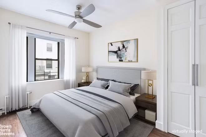 Phòng ngủ chính trang nhã, tràn ngập ánh sáng tự nhiên. Các tông màu trắng, xám chủ đạo tạo ra những đường nét nhẹ nhàng, thanh lịch.