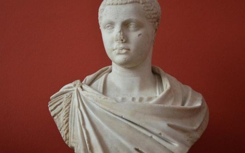 Bất chấp luật cấm kỵ này, hoàng đế Elagabulus phá vỡ điều đó bằng cách cưới trinh nữ Vestal tên Aquilia Severa nhằm sinh ra một "đứa con thần thánh".