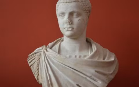 Bất chấp luật cấm kỵ này, hoàng đế Elagabulus phá vỡ điều đó bằng cách cưới trinh nữ Vestal tên Aquilia Severa nhằm sinh ra một "đứa con thần thánh".