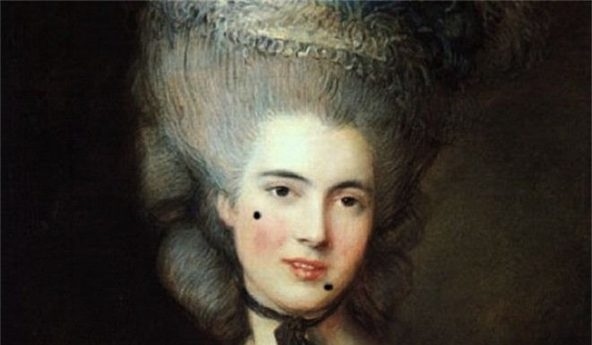 Dán nốt ruồi giả: Vào thế kỷ 18, phụ nữ phương Tây thường chuộng phong cách trang điểm cầu kỳ với điểm nhấn là nốt ruồi. Thậm chí, họ còn sử dụng miếng dán nốt ruồi với đủ kích cỡ và hình dáng khác nhau. Ban đầu, người ta chỉ sử dụng những miếng dán này như cách che đi vết sẹo trên cơ thể. Sau này, nốt ruồi trở thành trào lưu làm đẹp của rất nhiều chị em kéo dài đến tận đầu thế kỷ 19 mới biến mất dần.