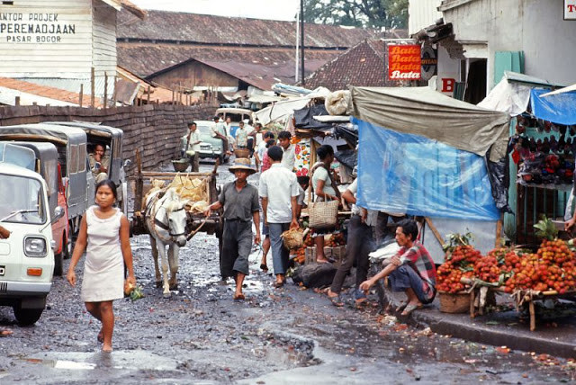 Một khu chợ ở Bogor, Indonesia những năm 1970. Trong khu chợ này bán nhiều loại nông sản nên luôn tấp nập người bán kẻ mua.