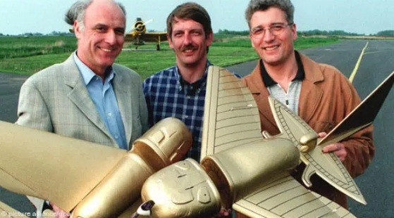 Vào năm 1996, nhà kiến tạo mô hình máy bay người Đức Algund Eeboom và Peeter Belting tạo ra những phiên bản lớn giống bức tượng vàng nhỏ của người Inca.