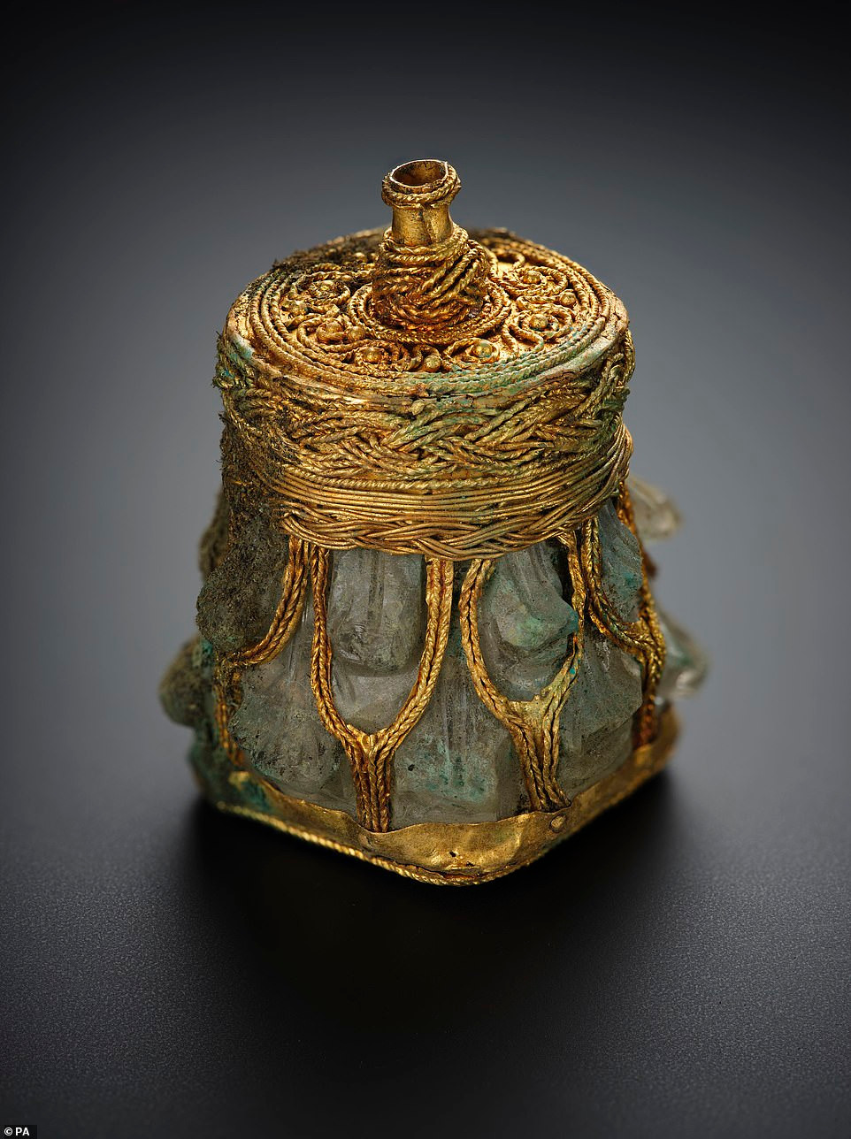 Đây là chiếc bình pha lê được trang trí bằng vàng có niên đại vào thế kỷ 10.