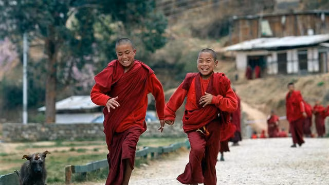 Điều khiến Bhutan trở nên khác biệt so với các quốc gia khác là quốc gia này không có các tòa nhà cao ốc, khu thương mại sầm uất, đèn tín hiệu giao thông hay những đại lộ có nhiều làn xe.