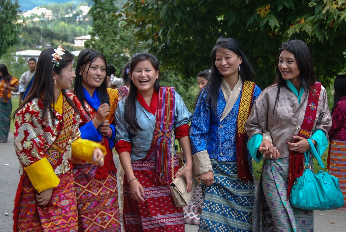 Bhutan chú trọng đến vấn đề bảo tồn thiên nhiên và bảo vệ môi trường. Điều này được quy định rõ ràng trong Hiến pháp. Theo Hiến pháp của Bhutan, ít nhất 60% diện tích quốc gia này lúc nào cũng được các khu rừng bao phủ. Điều này giúp Bhutan trở thành quốc gia duy nhất trên thế giới có chỉ số carbon âm.
