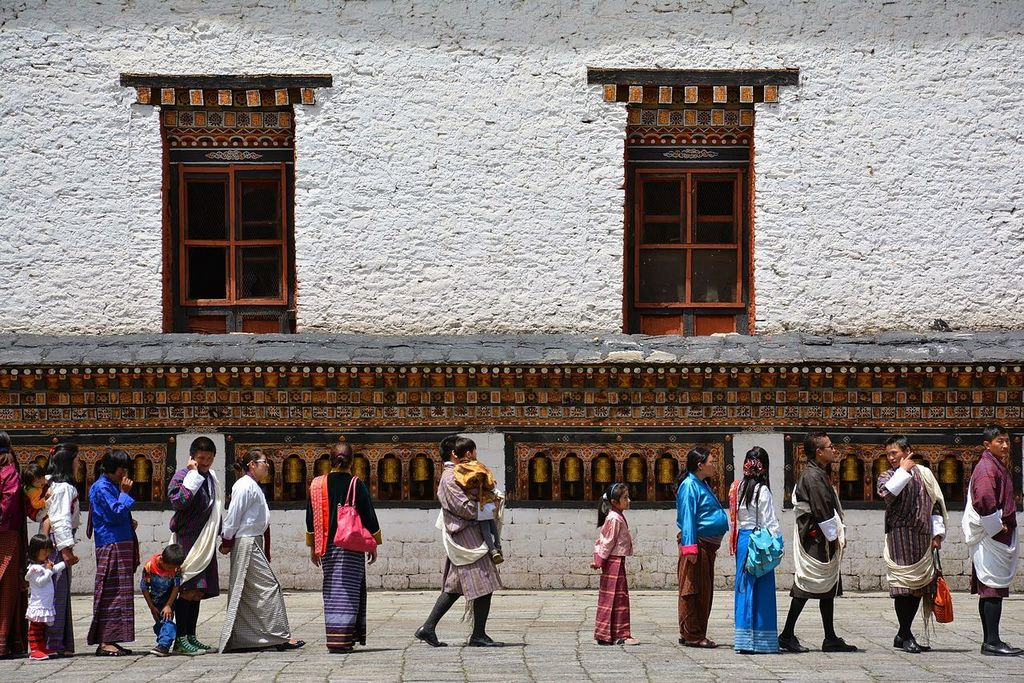 Bhutan khiến người dân ở nhiều nước trên thế giới ngưỡng mộ khi có Bộ Hạnh phúc chăm lo và quản lý cuộc sống của họ. Nhờ vậy, trẻ em đi học miễn phí và người dân đi khám bệnh ở bệnh viện không cần lo chi phí.