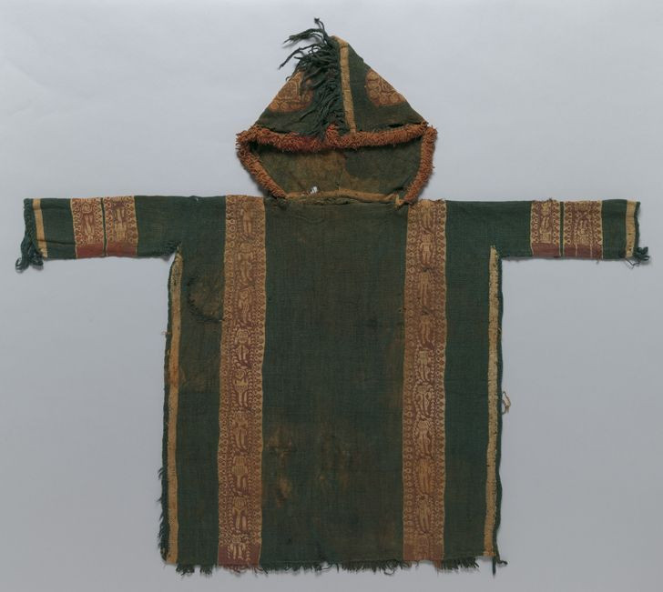 Chiếc áo kèm mũ của trẻ em có niên đại khoảng 1.100 - 1.400 tuổi.