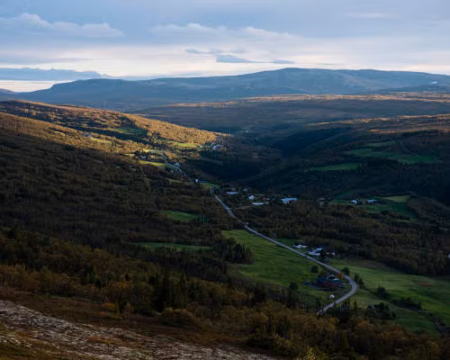 Một giả thuyết khác suy đoán ánh sáng Hessdalen có thể do người ngoài hành tinh tạo ra. Vì người ngoài hành tinh sở hữu công nghệ cực hiện đại nên các nhà khoa học sẽ khó có thể truy tìm nguồn phát của ánh sáng Hessdalen.