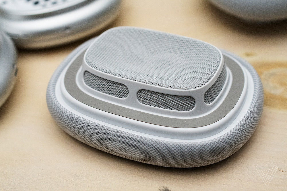 Dự kiến, AirPods Max được công bố mức giá 13,99 triệu đồng ở Việt Nam. Với tầm giá này, người dùng có thể mua một chiếc iPhone SE thế hệ mới và một chiếc tai nghe AirPods. Ảnh: The Verge