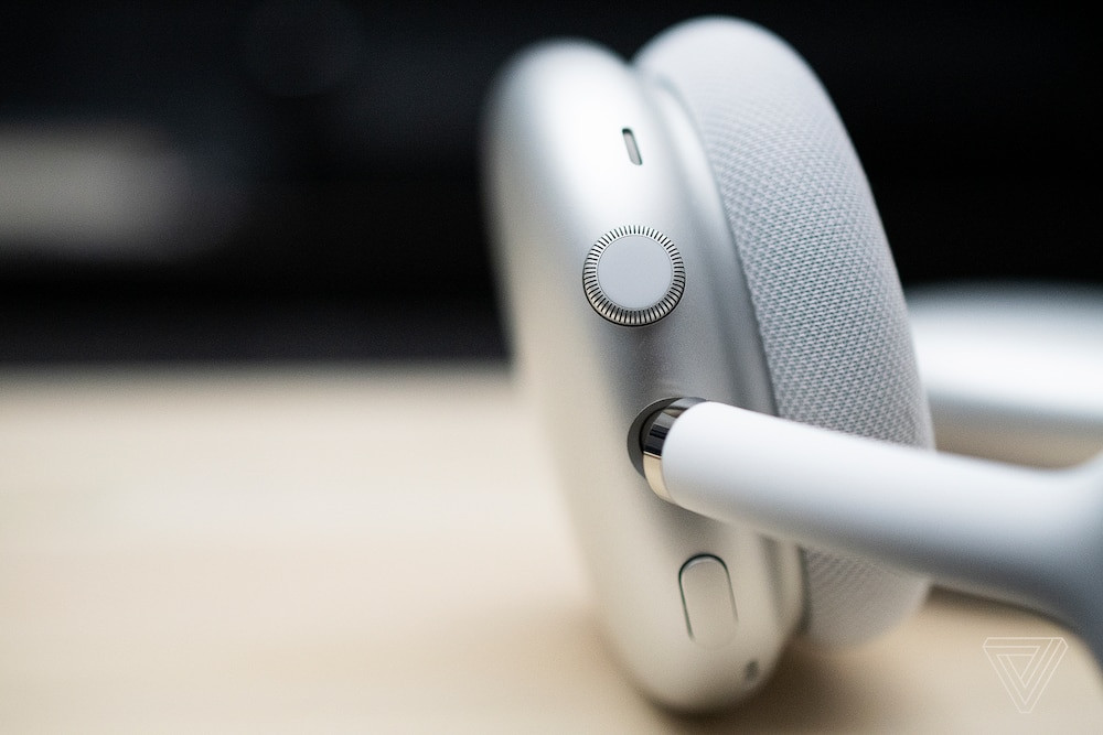 Chụp tai có thiết kế không nhẵn. Nó bao gồm 10 thành phần được kết hợp với nhau và sắp xếp vào phần chụp tai này. Bảy trong số đó là micrô: sáu micrô dùng để khử tiếng ồn và một micrô khác dùng cho cuộc gọi thoại. Các khe này không đối xứng; trên cùng của chụp tai trái có một khe dài, một khe ngắn và sau đó có thêm ba khe ở phía dưới cùng với một đường ăng-ten dài bằng nhựa màu xám. Ảnh: The Verge