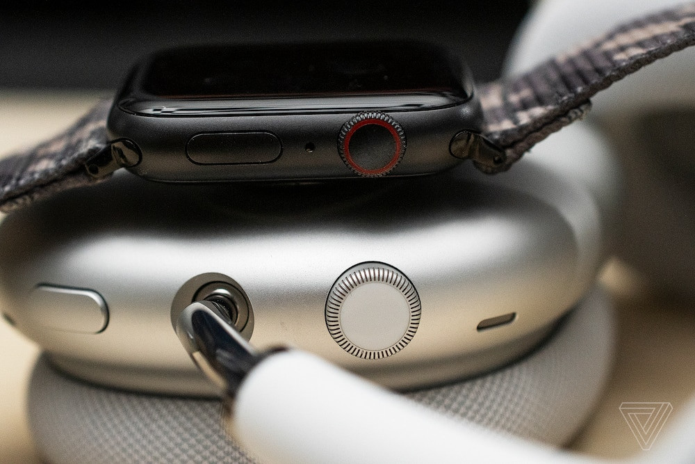 Người dùng có thể thấy Digital Crown như trên Apple Watch xuất hiện ở AirPods Max. Nó có tác dụng phục vụ chơi nhạc và kích hoạt Siri. Ảnh: The Verge
