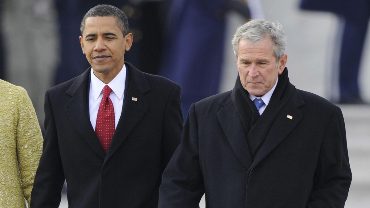 Giống cha, Tổng thống George W. Bush cũng viết một bức thư gửi cho người kế nhiệm là ông Barack Obama. Trong thư, ông Bush chúc mừng ông Obama trở thành Tổng thống tiếp theo của nước Mỹ.