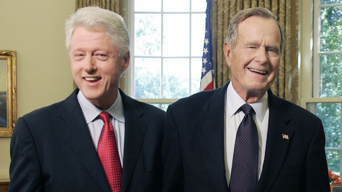 Vào năm 2018, cựu Tổng thống Clinton có những chia sẻ về lá thứ của cựu Tổng thống Bush gửi cho ông năm 1993. Ông Clinton cho hay tình bạn với ông Bush là một trong những món quà tuyệt vời nhất của cuộc đời.
