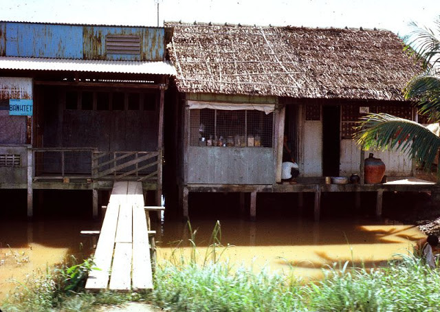 Một ngôi nhà nổi xây dựng trên sông ở Cần Thơ năm 1968.