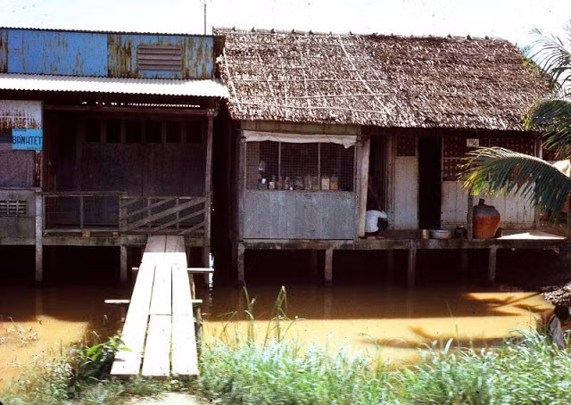 Một ngôi nhà nổi xây dựng trên sông ở Cần Thơ năm 1968.