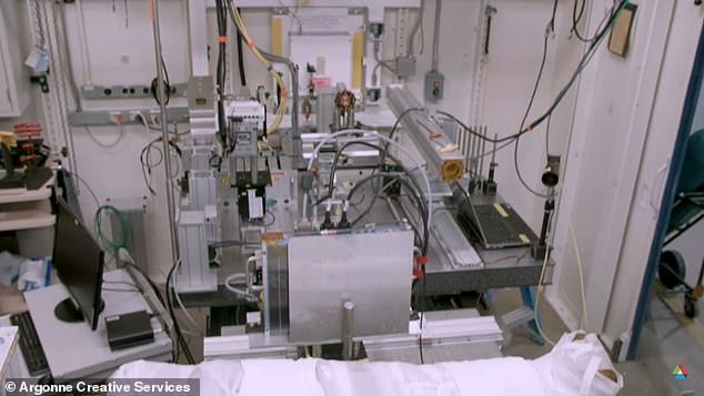 Bé gái này được mai táng cùng một lá bùa hình con bọ hung. Theo quan niệm của người Ai Cập, lá bùa này giúp bảo vệ linh hồn người quá cố sang thế giới bên kia bình an.