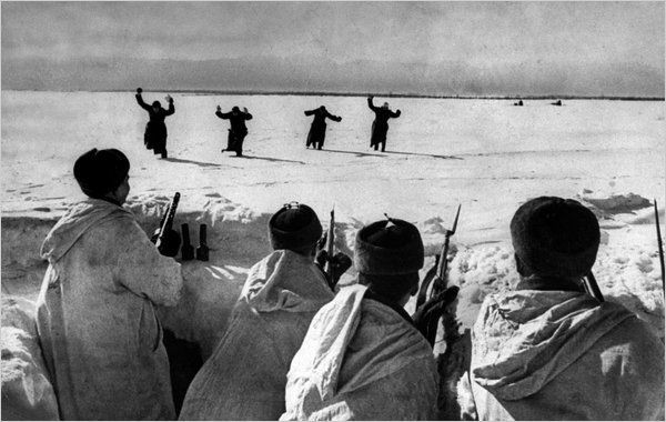 Trong trận chiến Moscow, quân Đức quốc xã triển khai lực lượng gồm khoảng 1 triệu binh lính, gần 1.700 xe tăng và khoảng 14.000 khẩu pháo. Phía Liên Xô điều động khoảng 1,25 triệu binh sĩ cùng hàng ngàn xe tăng.