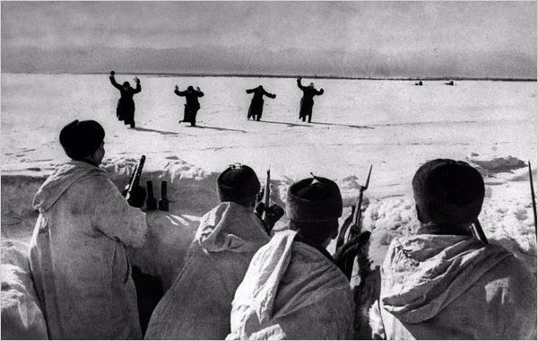 Trong trận chiến Moscow, quân Đức quốc xã triển khai lực lượng gồm khoảng 1 triệu binh lính, gần 1.700 xe tăng và khoảng 14.000 khẩu pháo. Phía Liên Xô điều động khoảng 1,25 triệu binh sĩ cùng hàng ngàn xe tăng.