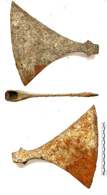 Theo các chuyên gia, ngôi mộ khoảng 1.000 năm tuổi thuộc thời Viking. Đây là lần đầu tiên một ngôi mộ của người Viking được tìm thấy dưới sàn nhà ở Na Uy. Bên trong ngôi mộ có những lưỡi rìu bằng sắt.