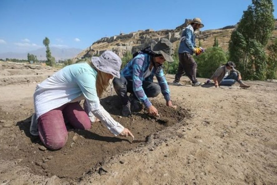Cũng trong tháng 5/2020, các nhà khảo cổ Pháp khai quật một môi mộ hình chữ nhật có kích thước 2,8m x 1m tại khu vực gần Saint-Vulbas, cách thành phố Lyon khoảng 32 km. Bên trong ngôi mộ là quan tài bằng gỗ sồi chứa thi hài của một phụ nữ được phủ hạt thủy tinh xanh và đeo khóa thắt lưng bằng đồng.