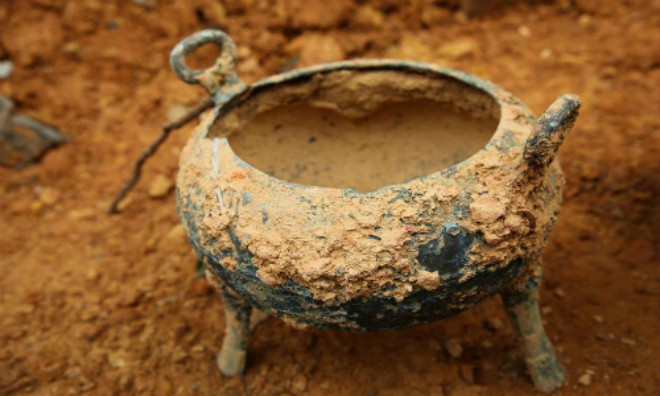 Trong số 4 mộ cổ có từ thời Chiến Quốc (475 trước Công nguyên - 221 trước Công nguyên), ngôi mộ lớn nhất dài 7,9m, rộng 1,8m và sâu 1,6m. Bên trong mộ có hơn 70 mảnh đồ đồng, ngọc bích, đồ gốm và các cổ vật chôn cất khác.