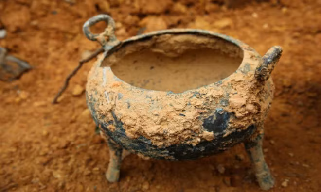 Trong số 4 mộ cổ có từ thời Chiến Quốc (475 trước Công nguyên - 221 trước Công nguyên), ngôi mộ lớn nhất dài 7,9m, rộng 1,8m và sâu 1,6m. Bên trong mộ có hơn 70 mảnh đồ đồng, ngọc bích, đồ gốm và các cổ vật chôn cất khác.