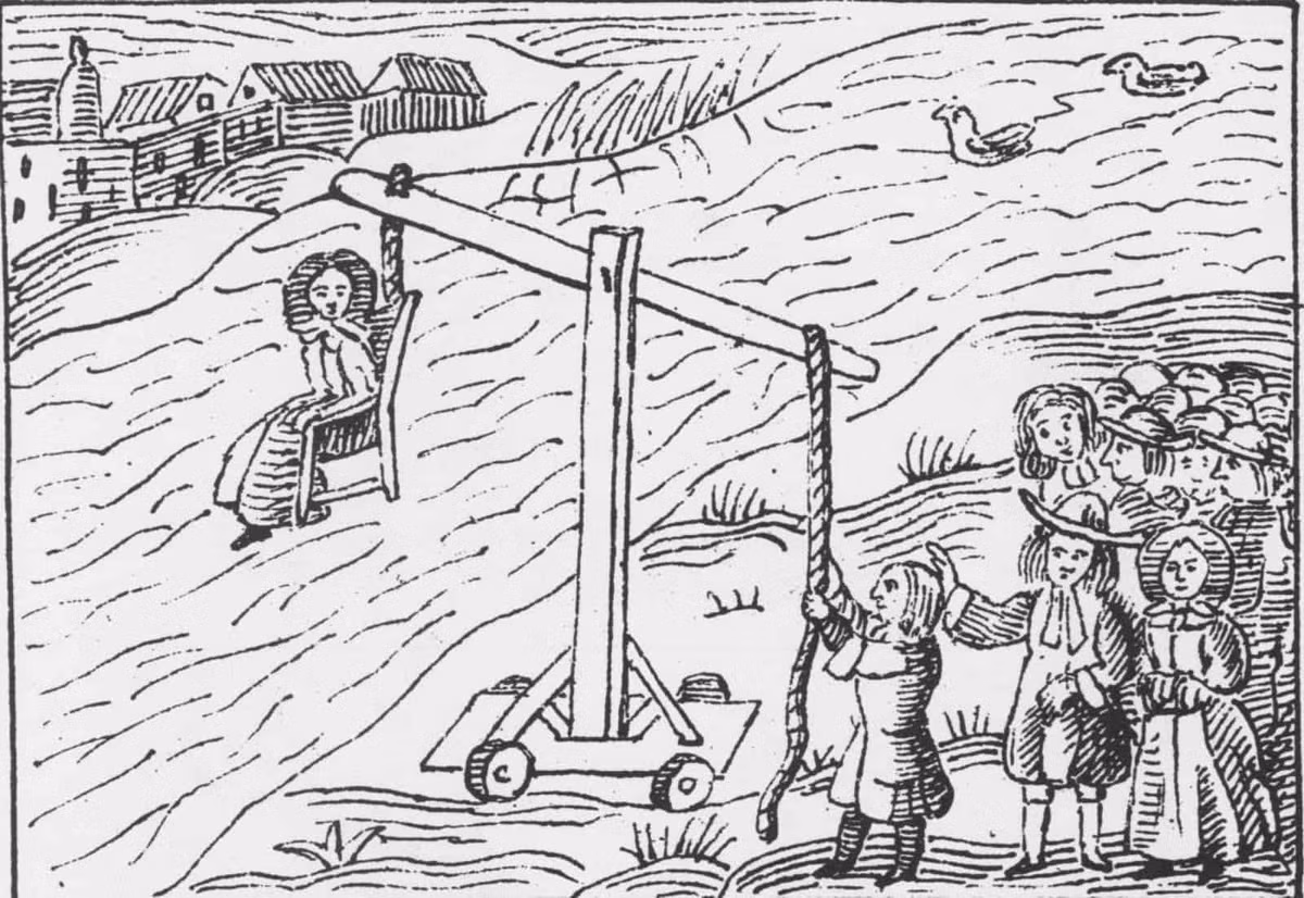 Theo đó, đối tượng bị cáo buộc là phù thủy sẽ được đưa tới ao hồ, sông suối. Kế đến, người ta sẽ trói chặt 2 tay của bị cáo ra phía sau trước khi ném họ xuống nước.