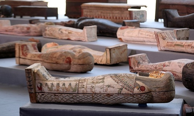 Vào ngày 12/11/2020, giới chức Ai Cập thông báo phát hiện thêm ít nhất 100 quan tài cổ đại, chứa xác ướp cùng 40 tượng mạ vàng ở nghĩa trang Saqqara.