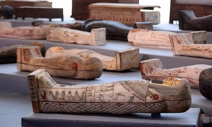 Vào ngày 12/11/2020, giới chức Ai Cập thông báo phát hiện thêm ít nhất 100 quan tài cổ đại, chứa xác ướp cùng 40 tượng mạ vàng ở nghĩa trang Saqqara.