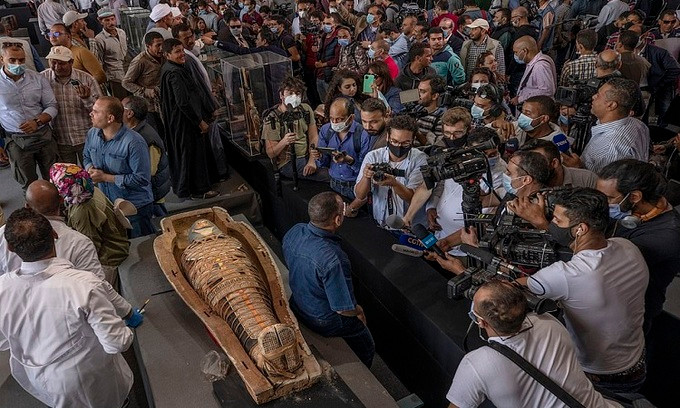 Theo các chuyên gia, những cỗ quan tài mới phát hiện được chôn cách đây 2.500 năm. Trong số những quan tài được khai quật, một số thuộc về những người có địa vị cao trong xã hội như đại thần và quan tư tế.