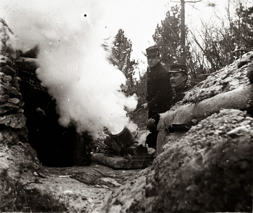 Binh lính Pháp khai hỏa súng cối 155mm tại một chiến hào trên chiến trường Thế chiến 1 để tiêu diệt quân địch.